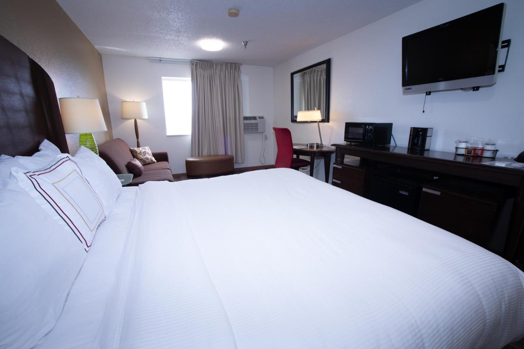 Alliance Hotel & Suites, A Howard Johnson By Wyndham Exterior photo