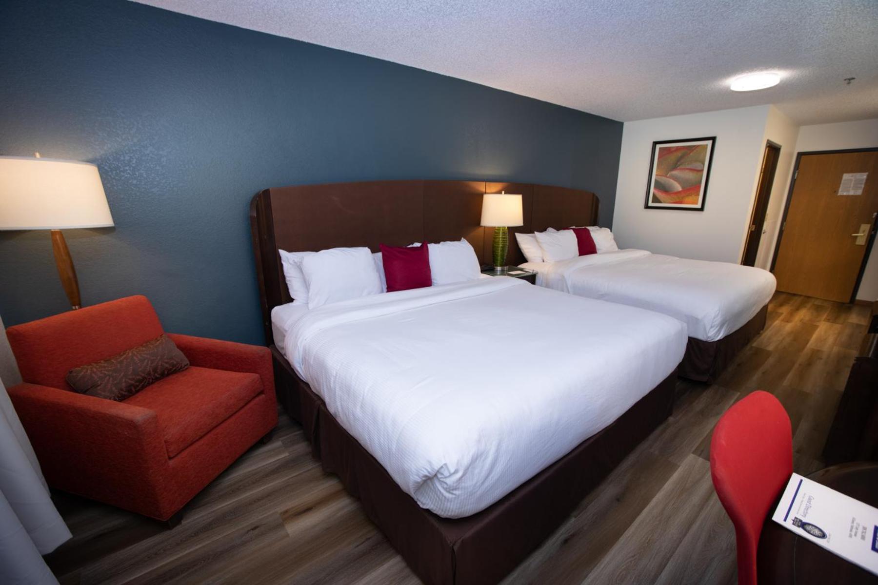 Alliance Hotel & Suites, A Howard Johnson By Wyndham Exterior photo