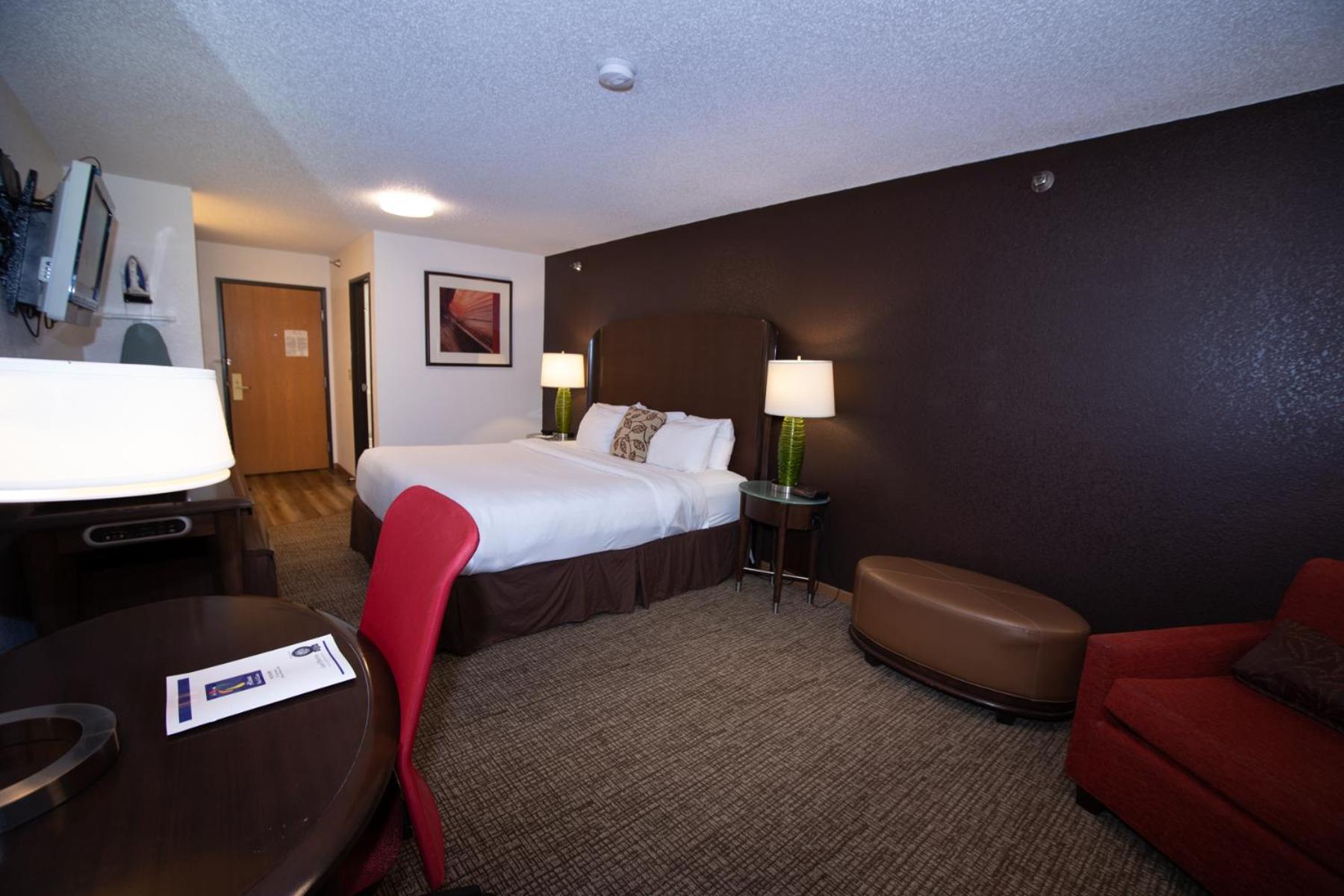 Alliance Hotel & Suites, A Howard Johnson By Wyndham Exterior photo