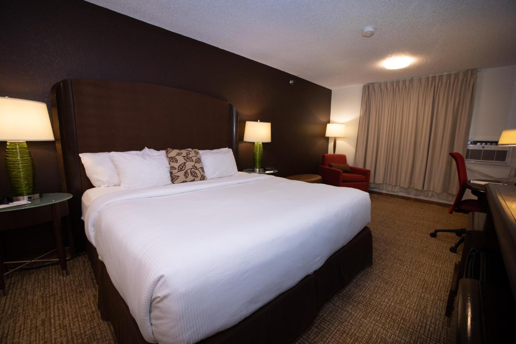 Alliance Hotel & Suites, A Howard Johnson By Wyndham Exterior photo