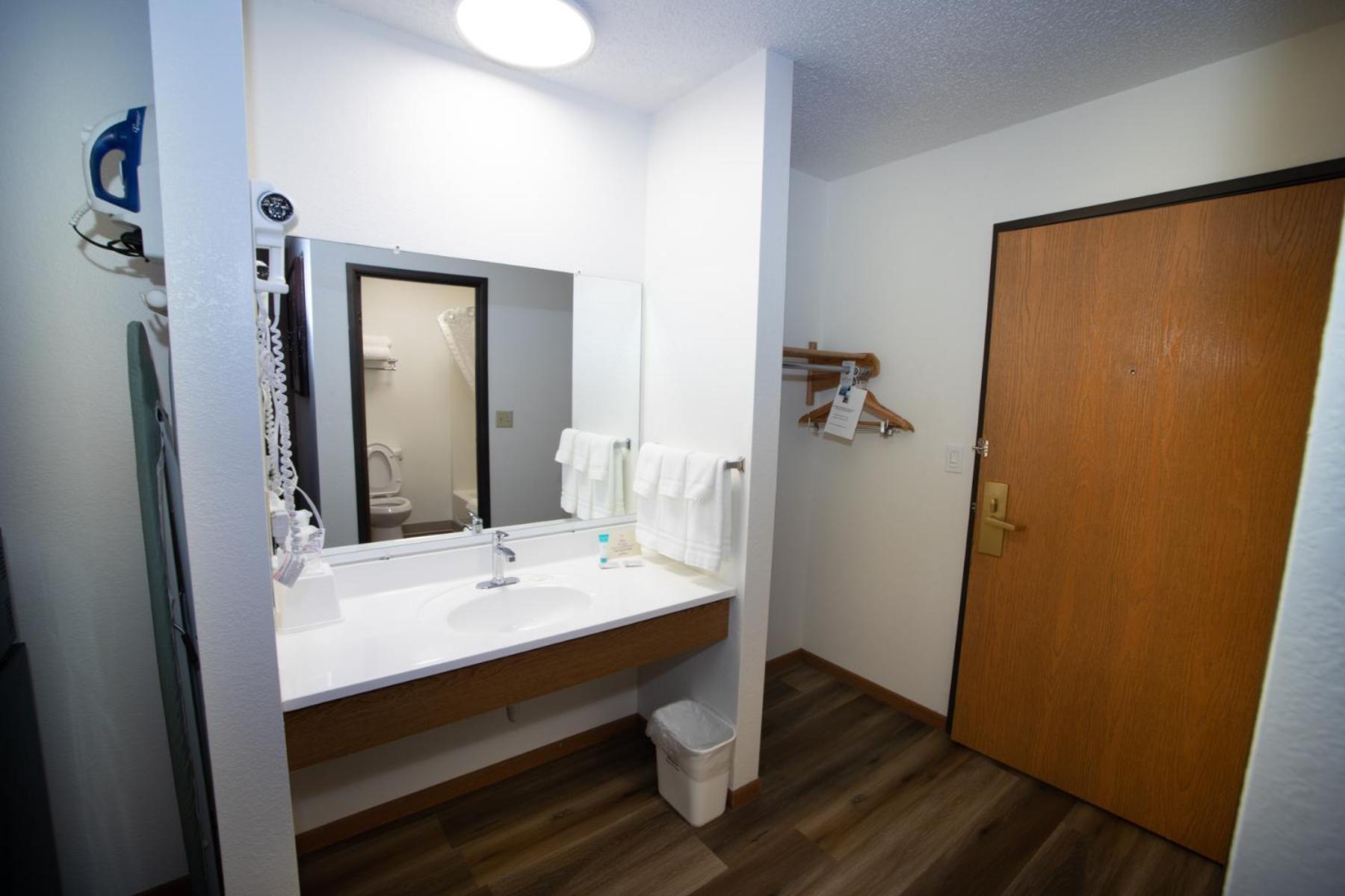 Alliance Hotel & Suites, A Howard Johnson By Wyndham Exterior photo