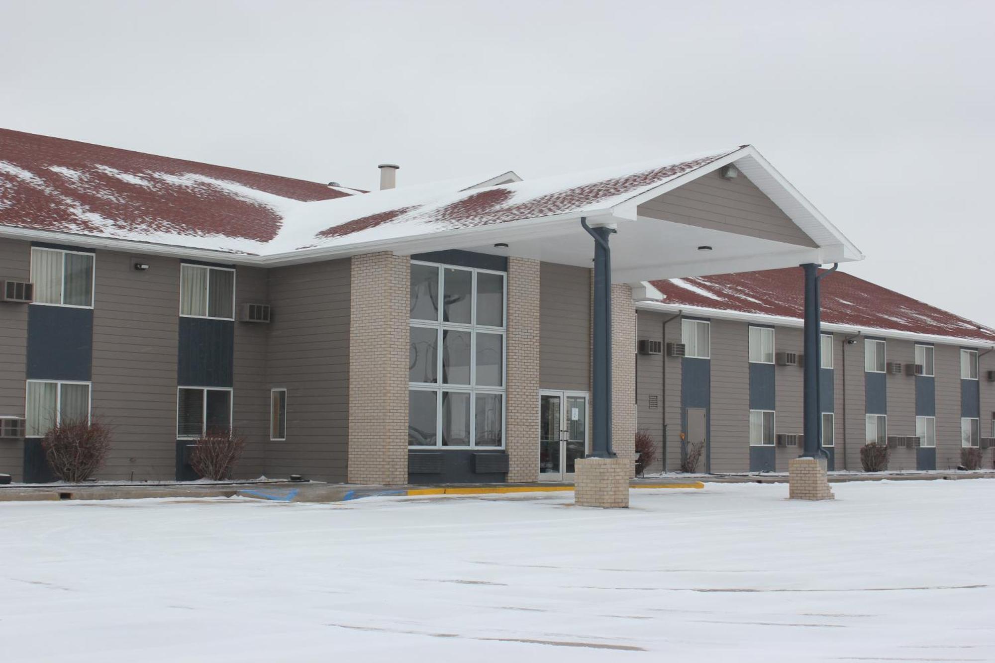 Alliance Hotel & Suites, A Howard Johnson By Wyndham Exterior photo